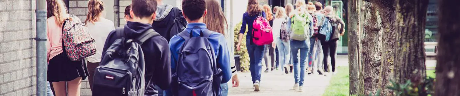 Een groep leerlingen die met hun rugzakken in een rij staan en verschillende gevoelens uiten. School en Veiligheid