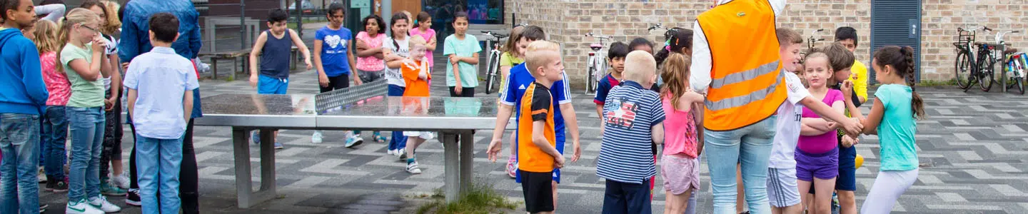 Een groep mensen die naast elkaar staat en hun veiligheid garandeert op een nat schoolterrein. School en Veiligheid