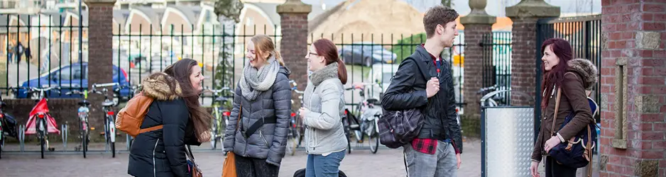 Een groep Wijs-collega's die naast elkaar staan tijdens een schoolreis. School en Veiligheid