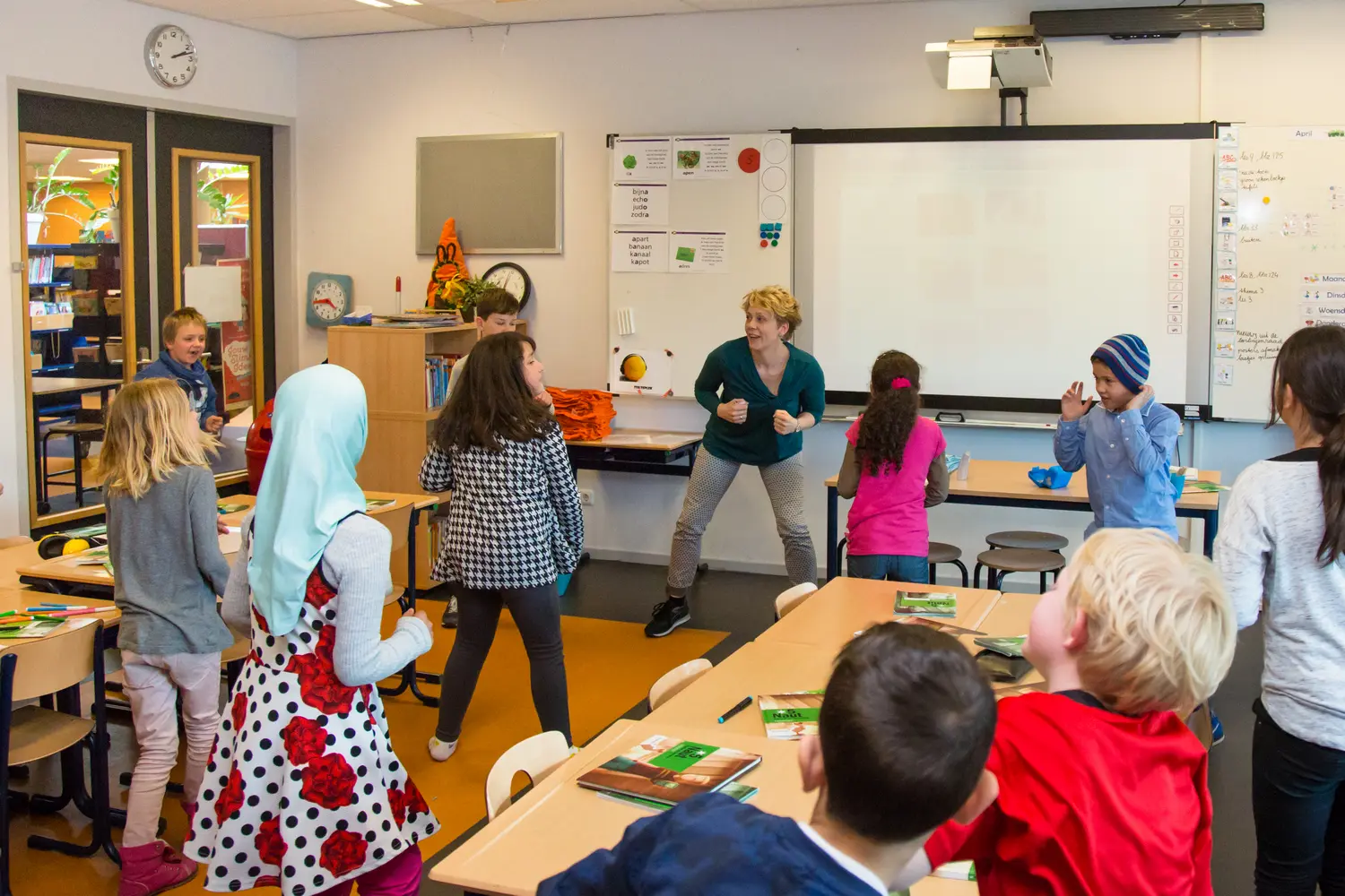 Tijdens De Gouden en Zilveren Weken komt een groep kinderen samen in een klaslokaal om verschillende leeractiviteiten te ondernemen. School en Veiligheid