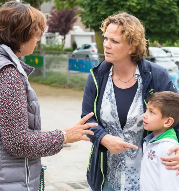 Een vrouw die scholen ondersteunt bij het bevorderen van de sociale veiligheid. School en Veiligheid