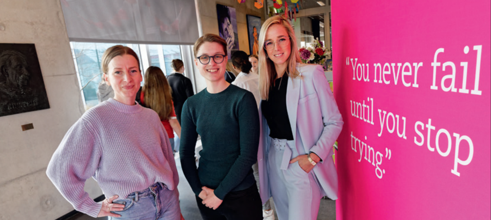 Drie vrouwen delen hun praktijkverhalen over seksuele integriteit voor een roze muur. School en Veiligheid