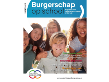 Een groep lachende kinderen op de cover van een tijdschrift met de titel 'Burgerschap op school', gericht op burgerschapsvorming in het basis- en voortgezet onderwijs. School en Veiligheid