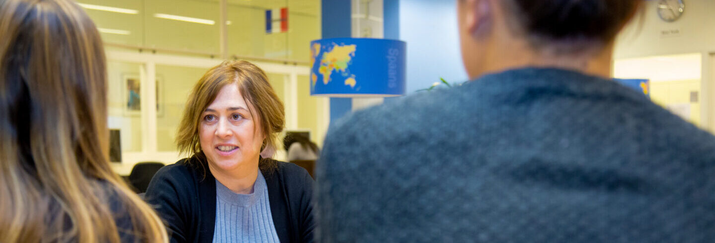 Twee vrouwen bespreken Klachtrecht in een kantoor. School en Veiligheid