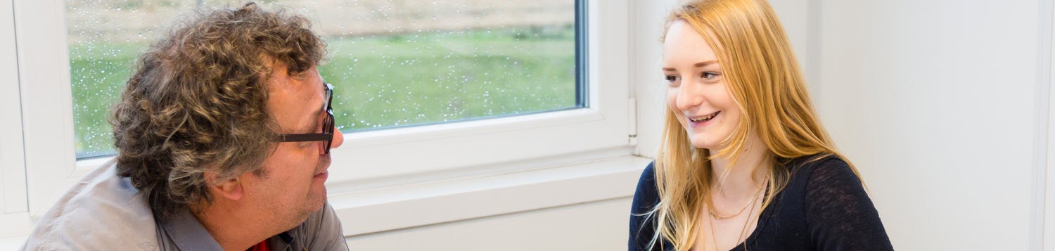 Een man en een vrouw bespreken het gegevensbeschermingsbeleid voor een raam. School en Veiligheid