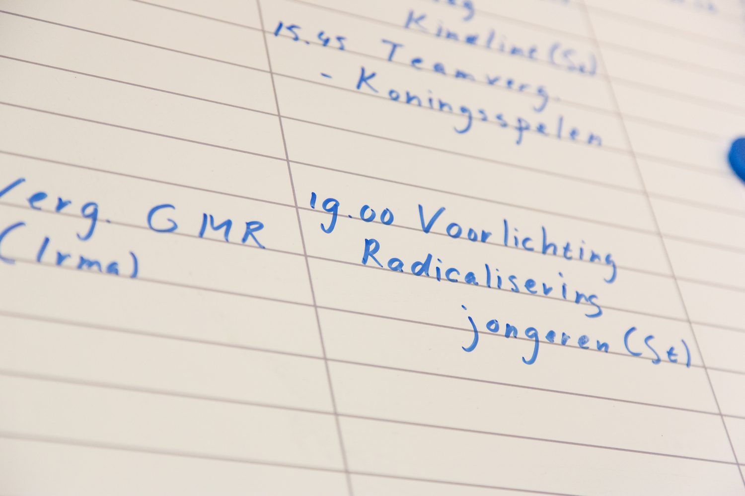 Een notitieboekje met tekst erop over een Maatschappelijke onrustgesprek. School en Veiligheid