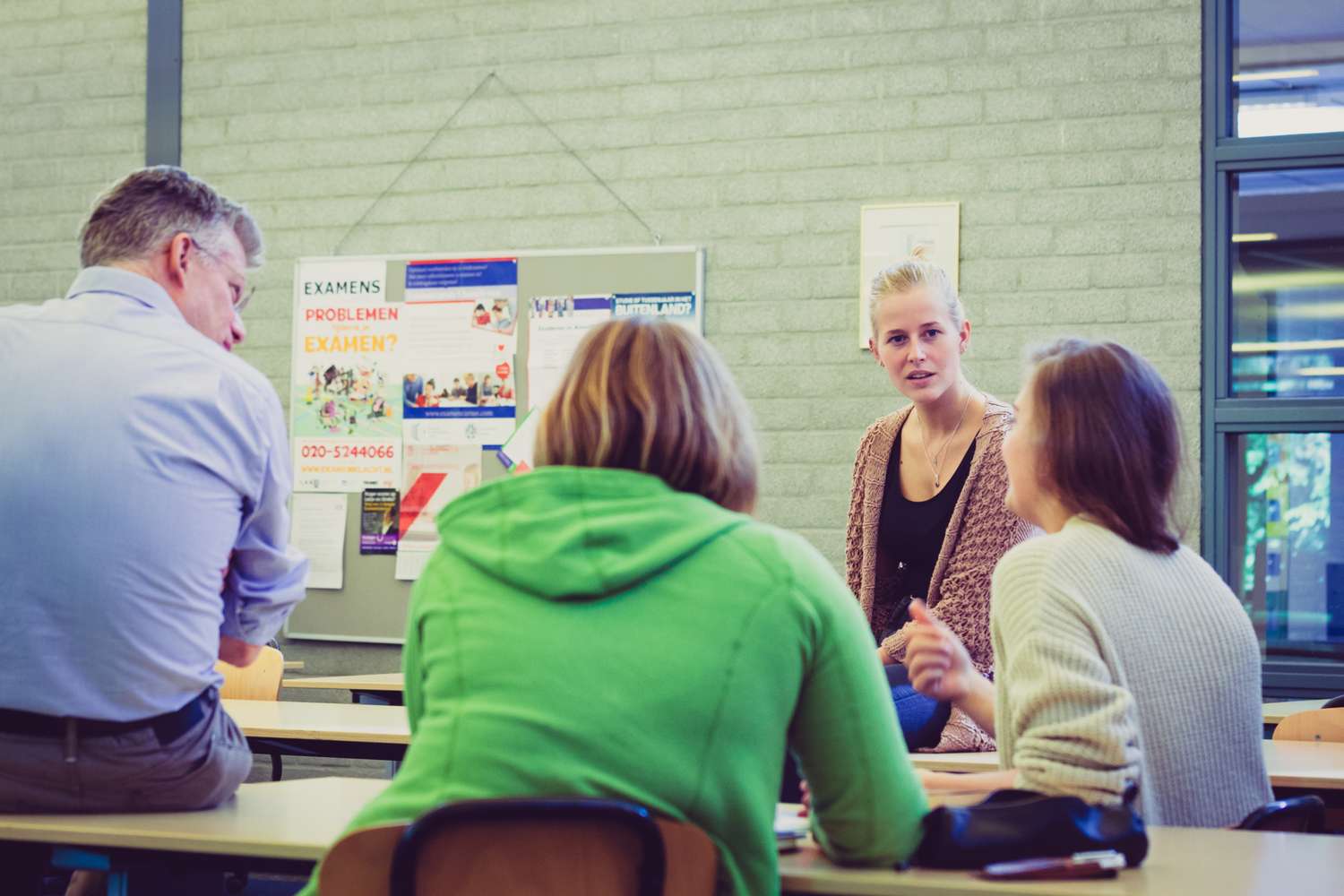 Een groep mensen die gezonde relaties en seksualiteit bespreken in een klaslokaal. School en Veiligheid