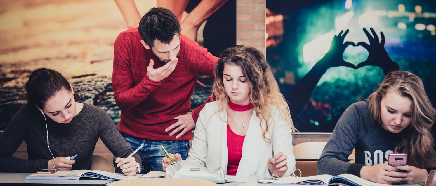 Een groep mensen die studeren. School en Veiligheid