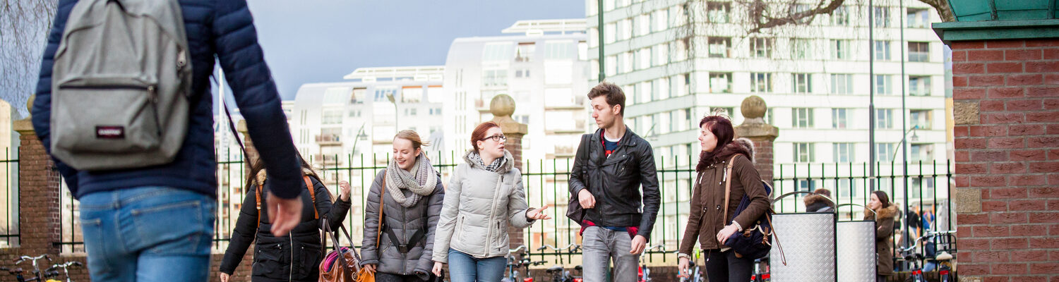 Een inclusieve groep die door de straat loopt. School en Veiligheid