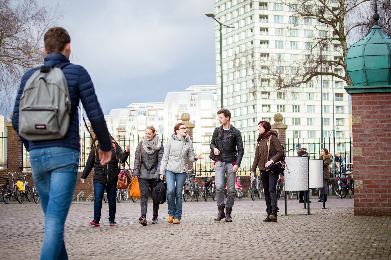 Een inclusieve groep die door de straat loopt. School en Veiligheid