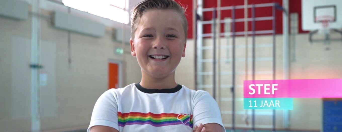 Een jonge jongen in een sportschool met een glimlach op zijn gezicht, die deelneemt aan een energieke fitnesssessie. School en Veiligheid