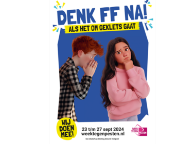 Poster met een jongen die tegen een bezorgd kijkend meisje fluistert. De tekst in het Nederlands luidt: "Denk ff na! Als het om geklets gaat" en evenementdetails voor een anti-pestweek van 23 tot 27 september 2024. School en Veiligheid