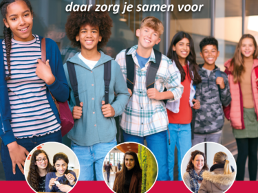 Groep diverse studenten en docenten die lachend in een gang staan, met tekst die het belang van een veilige schoolomgeving benadrukt en getuigenissen die dit ondersteunen. Uitgelicht in het Jubileummagazine van Stichting School & Veiligheid.